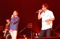 「ロックン・ロール・ショー」を歌う奥田民生（写真右）、トータス松本（中央）。