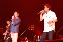 「ロックン・ロール・ショー」を歌う奥田民生（写真右）、トータス松本（中央）。