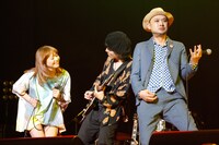 「つ・き・あ・い・た・い」を披露する小泉今日子（写真左）、仲井戸"CHABO"麗市（中央）、浜崎貴司（右）。