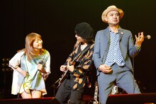 「つ・き・あ・い・た・い」を披露する小泉今日子（写真左）、仲井戸"CHABO"麗市（中央）、浜崎貴司（右）。