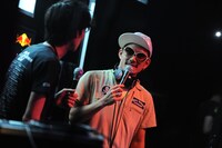 TAKE（FLOW / 写真奥）