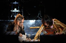 ジャカルタ公演にて、hyde（写真左）にプレゼントを渡すken（右）。