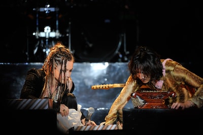 ジャカルタ公演にて、hyde（写真左）にプレゼントを渡すken（右）。