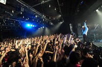 写真はASIAN KUNG-FU GENERATIONのライブの様子。