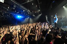 写真はASIAN KUNG-FU GENERATIONのライブの様子。