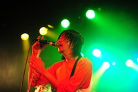 猪股ヨウスケ（Vo, G / Dr.DOWNER）