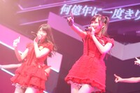 柏木由紀、渡辺麻友（写真左から） (C)AKS