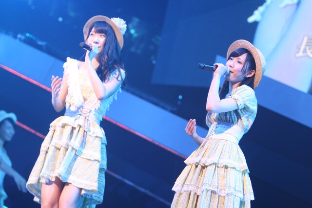 柏木由紀、渡辺麻友（写真左から） (C)AKS