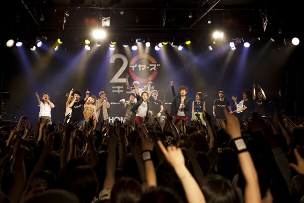 全出演者が集合し「We Are Family」を歌うフィナーレの模様。