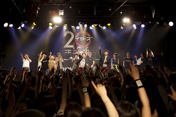 全出演者が集合し「We Are Family」を歌うフィナーレの模様。