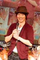 ファンの前に笑顔で姿を現した川越シェフ。