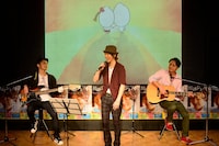 2000人の観客の前で美声を披露した川越シェフ（写真中央）。