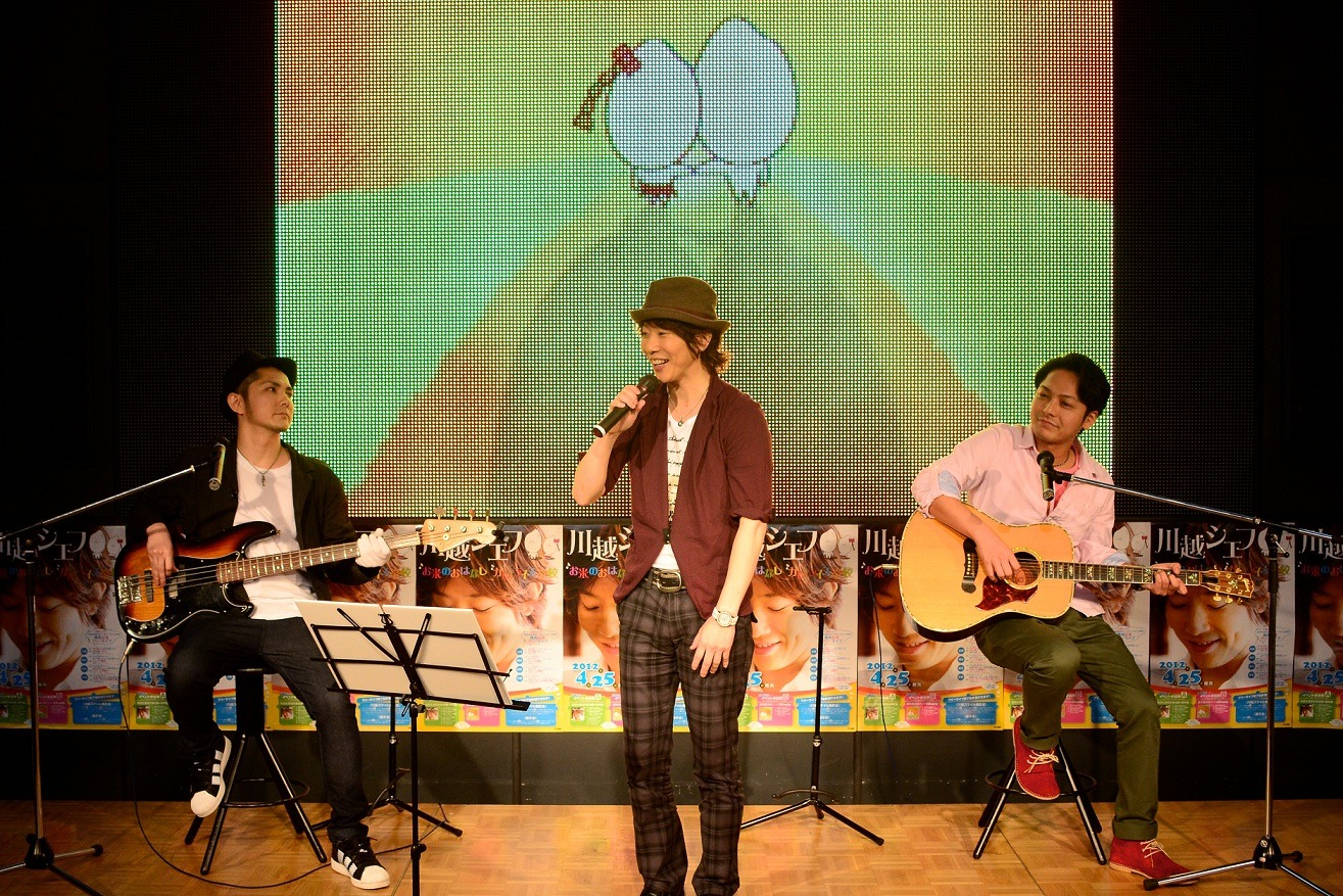 2000人の観客の前で美声を披露した川越シェフ（写真中央）。