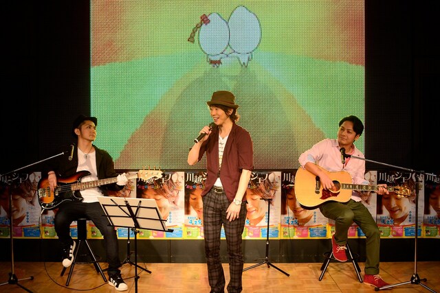 2000人の観客の前で美声を披露した川越シェフ（写真中央）。