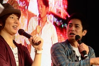 トークショー中の川越シェフ（写真左）と徳井義実（写真右）。