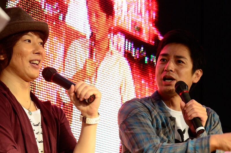 トークショー中の川越シェフ（写真左）と徳井義実（写真右）。