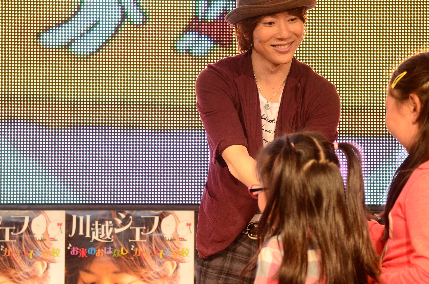 握手会では子供から大人まで、さまざまな年齢層のファンとの触れ合いを楽しんでいた。