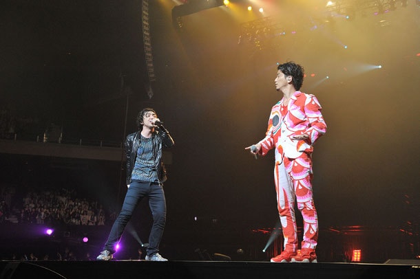 三浦大知（写真左）とKREVA（右）。