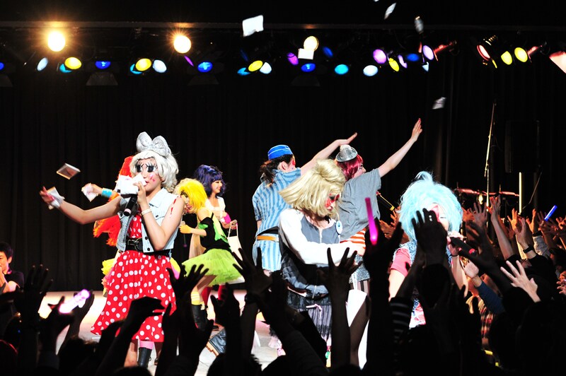 客席のエビ中ファミリー（ファン）に向かってポケットティッシュをバラ撒くエビーダダ。