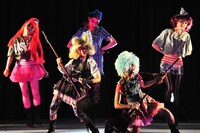 ほうきギターを弾きまくるモチー・ダダ（写真手前左）とズキー・ダダ（手前右）。