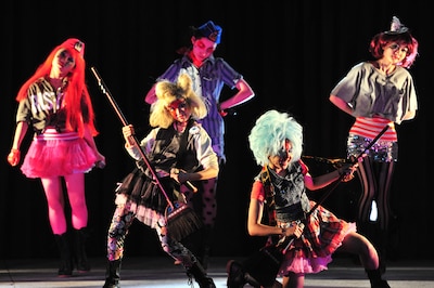 ほうきギターを弾きまくるモチー・ダダ（写真手前左）とズキー・ダダ（手前右）。