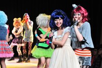 仲睦まじいスズー・ダダ（写真右から2番目）とナツー・ダダ（右端）。