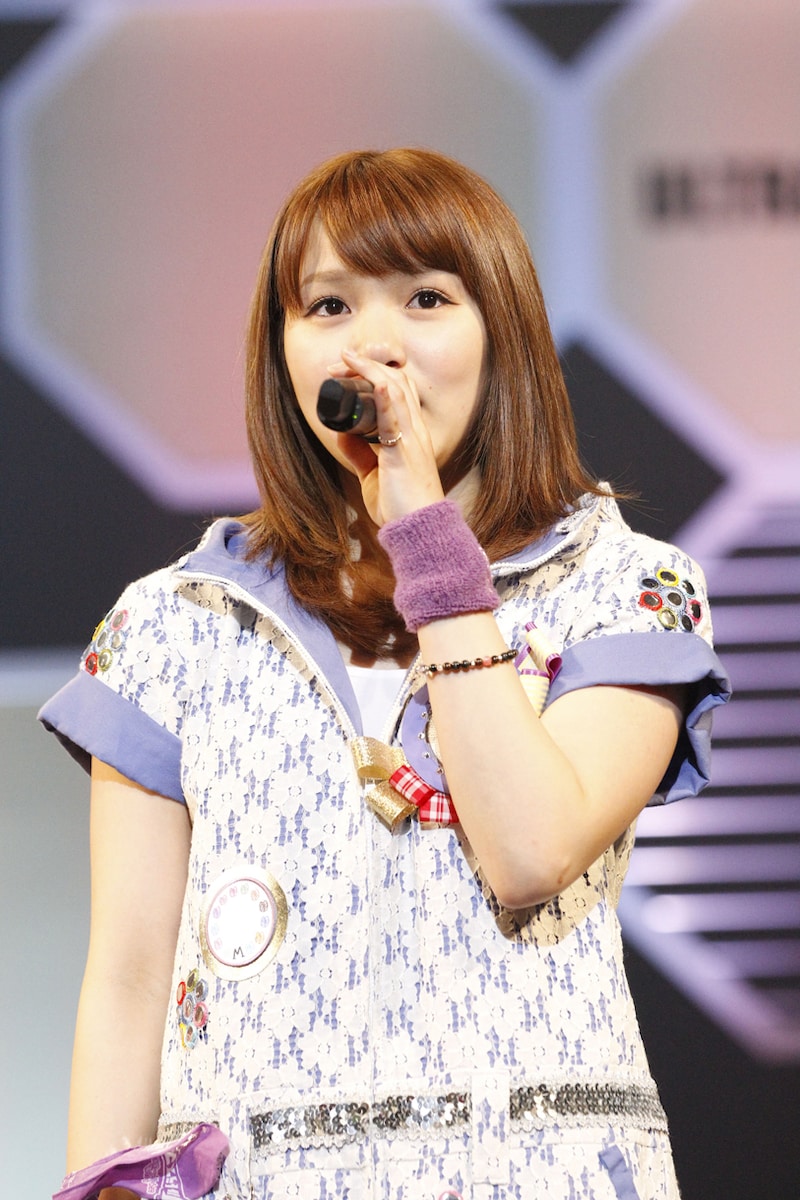 ファンに卒業を報告する光井愛佳。