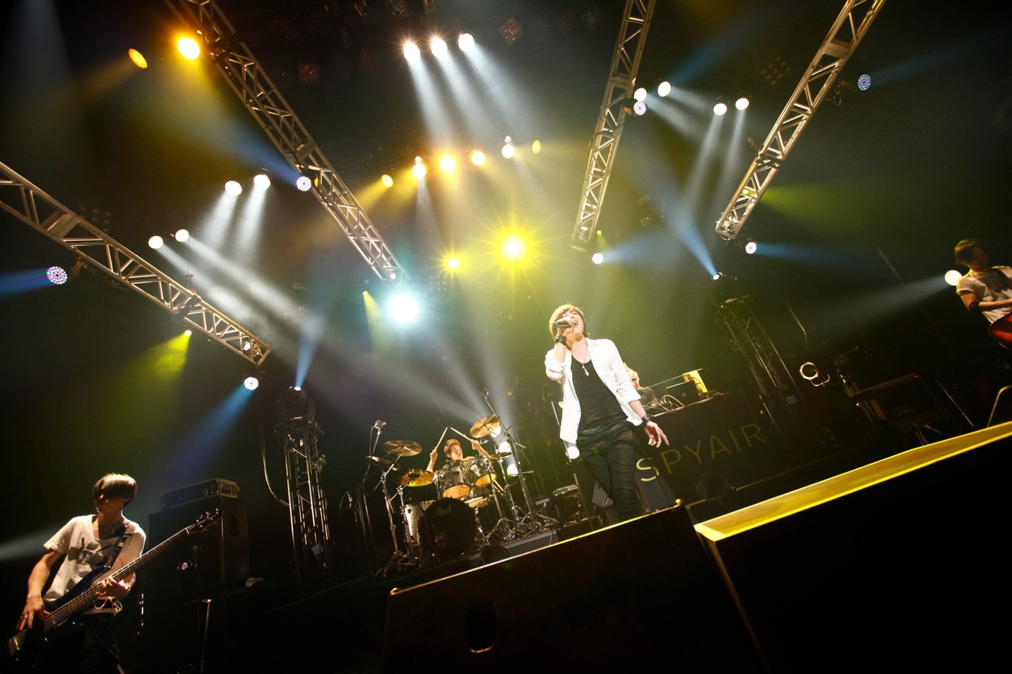 全国ツアー「SPYAIR TOUR 2012『My World』」赤坂BLITZ公演の様子。