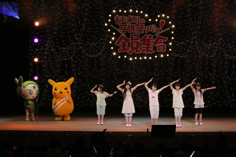 ピカチュウ、メロエッタが見守る中、新曲「みてみて☆こっちっち」をパフォーマンスするももいろクローバーZ。