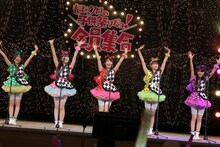 「8時だョ！全員集合」をイメージさせる衣装で登場したももいろクローバーZ。