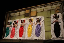 ショートコント「修学旅行」。東京03・飯塚も女生徒役で参加。とぼけたももクロたちにツッコミを炸裂させた。