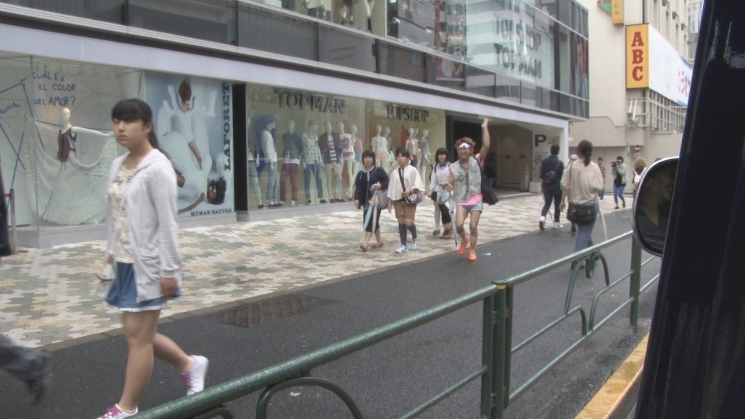 朝の原宿を80年代アイドルファッションで駆けるSATOち。
