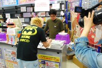 「アニメイト」に出向きポスターを貼ってもらえるよう交渉するYUKKE。ポスターを受け取った店員は「家宝にします！」と語った。