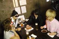 ライブを終え、居酒屋で語り合うメンバー。番組の最後はSATOちの「オメエら幕張来るしかないだろ？」の一言で終了した。