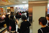 当日告知にもかかわらず、会場には続々とファンが集結。