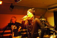 MC中のYUKKE（写真左）と逹瑯（写真右）。