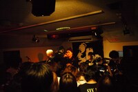 初ライブを行った思い出の場所で40人のファンを前に熱演を繰り広げるムック。店内では抽選に漏れてしまった人のためにモニターが用意された。