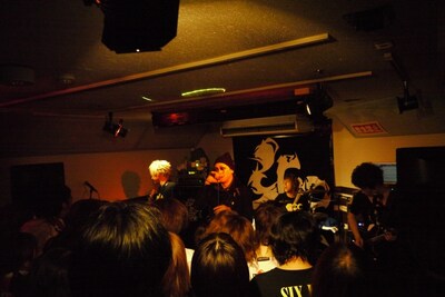 初ライブを行った思い出の場所で40人のファンを前に熱演を繰り広げるムック。店内では抽選に漏れてしまった人のためにモニターが用意された。