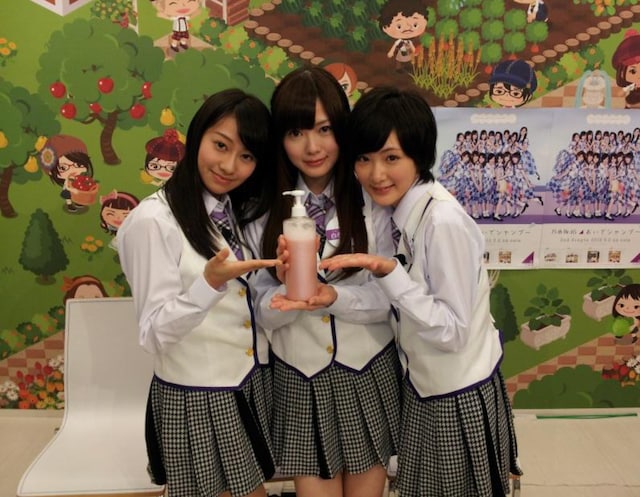 シャンプーを手にした桜井玲香、白石麻衣、生駒里奈（写真左から）。