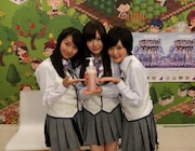 シャンプーを手にした桜井玲香、白石麻衣、生駒里奈(写真左から)。