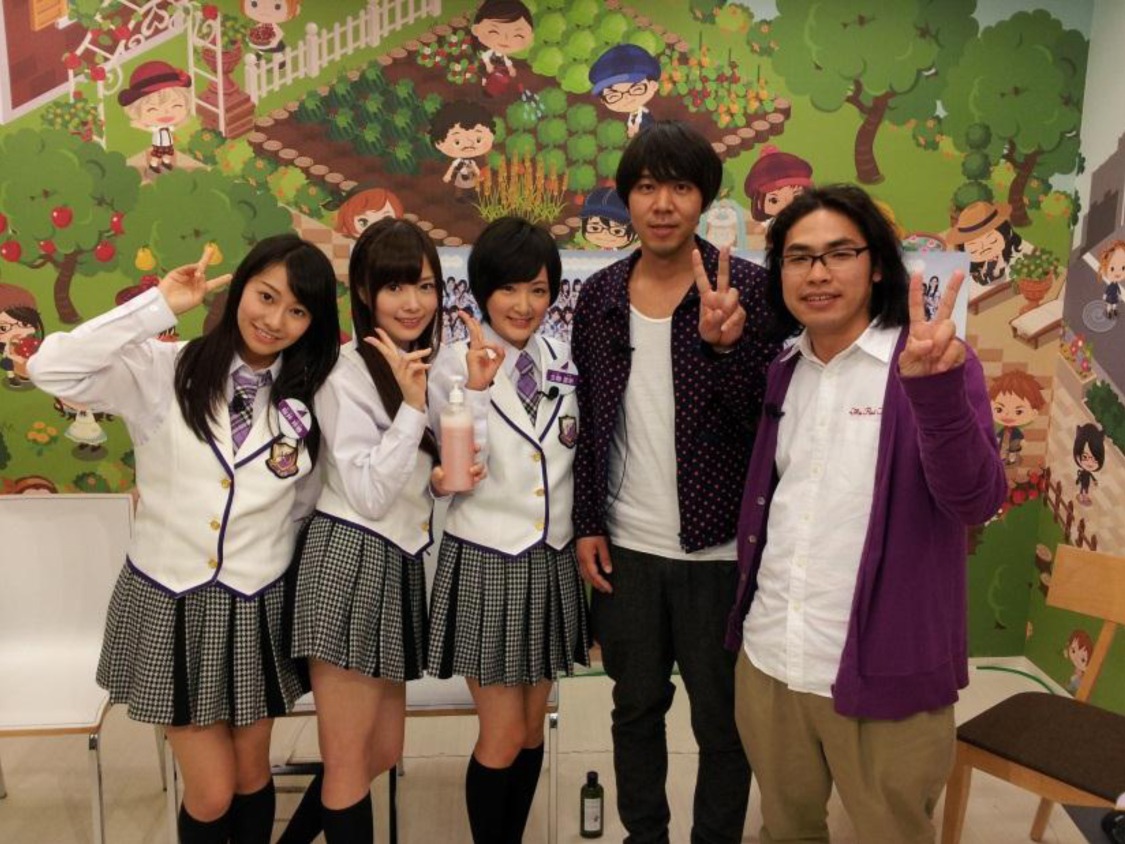 MCのロッチ（写真右）と記念撮影する乃木坂46のメンバー。