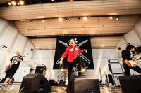 全国ツアー「OK! Let's Go TOUR 2012 “夢追道中”」大阪公演の様子。