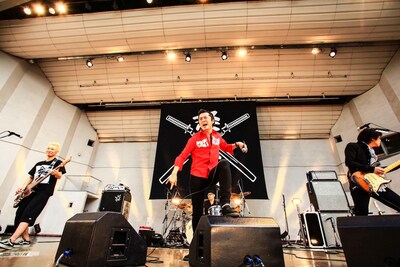 全国ツアー「OK! Let's Go TOUR 2012 “夢追道中”」大阪公演の様子。