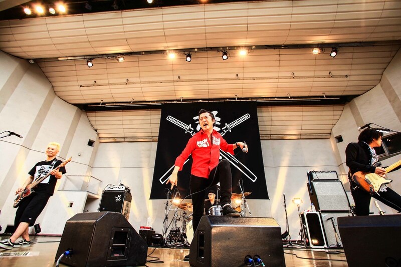 全国ツアー「OK! Let's Go TOUR 2012 “夢追道中”」大阪公演の様子。