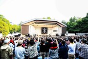 客席も大盛り上がりだった全国ツアー「OK! Let's Go TOUR 2012 “夢追道中”」大阪公演の様子。