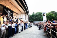 全国ツアー「OK! Let's Go TOUR 2012 “夢追道中”」大阪公演の様子。