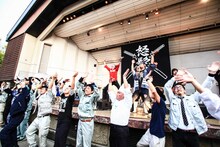 押忍讃歌コーラス隊とともに熱唱する怒髪天の4人。