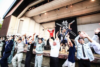 押忍讃歌コーラス隊とともに熱唱する怒髪天の4人。