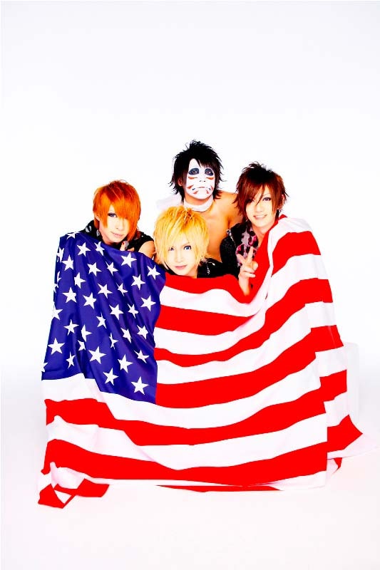 左から2番目が鬼龍院翔（写真はゴールデンボンバー）。