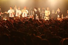 写真左より足軽先生、MC末裔、MC四天王、レキシ、Deyonna（仮）、シャカッチ（撮影：橋本塁）。